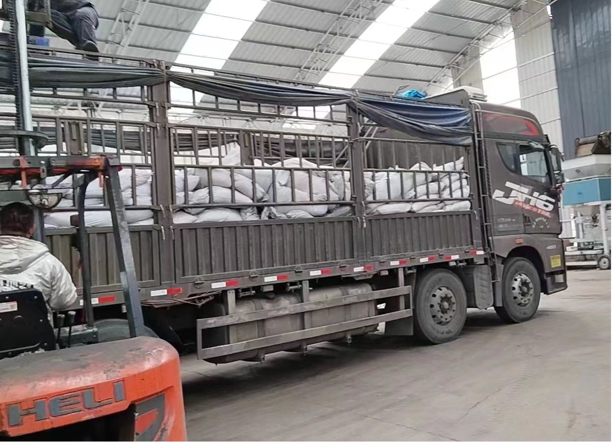 Nhà sản xuất cung cấp Kali Humate Flake trong kho.jpg